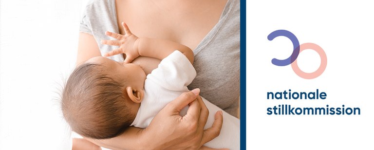 Zweigeteiltes Bild:Linke Seite zeigt die Nachaufnahme einer Mutter die ihr Baby an der Brust stillt. Auf der rechten Seite sieht man das Logo der Nationalen Stillkommission.