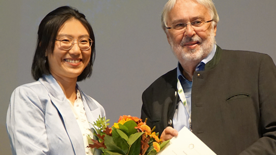 Dr. Lu Gao und Prof. Dr. Dr. habil. Manfred Gareis, Kuratoriumsvorsitzender der Heinrich-Stockmeyer-Stiftung, bei der Preisverleihung