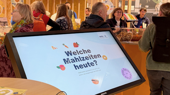 Startbilschirm am Touchscreen des Mahlzeitenspiels des MRI 