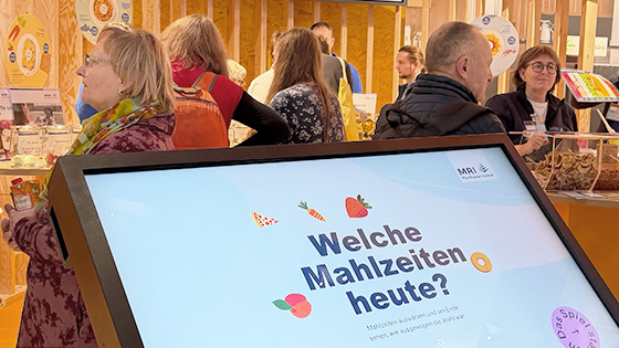 Startbilschirm am Touchscreen des Mahlzeitenspiels des MRI 