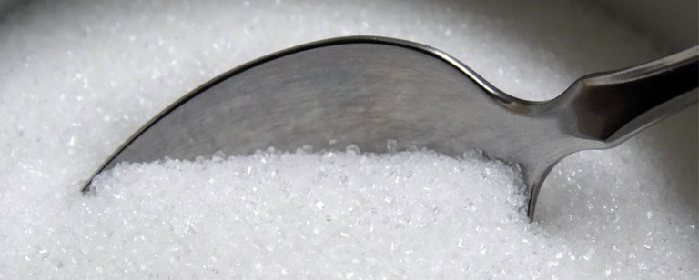 Teelöffel in Zuckerkristallen
