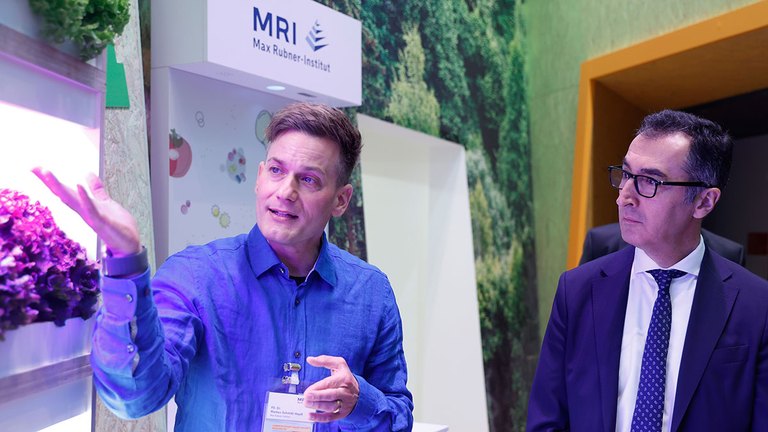 Ein Wissenschaftler des MRI mit Bundesminister Özdemir