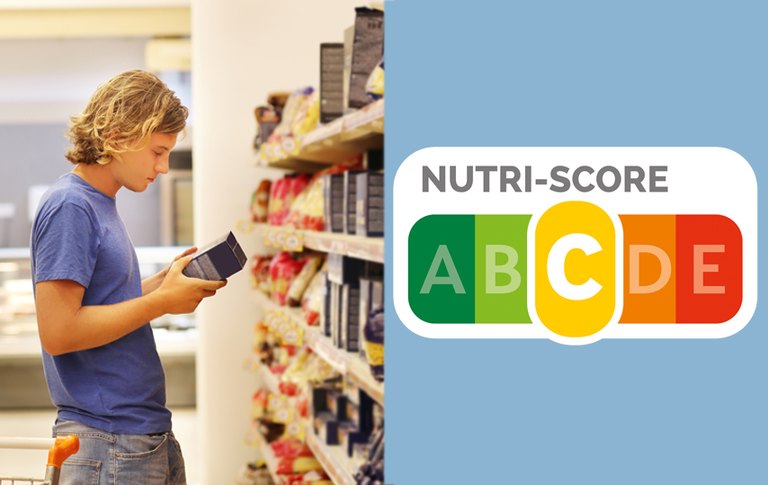 Junger Mann beim Einkauf, Nutri-Score-Logo 