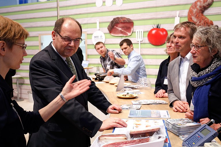 Ernährungsminister Christian Schmidt an der Info- und Probiertheke des MRI auf der IGW 2016 