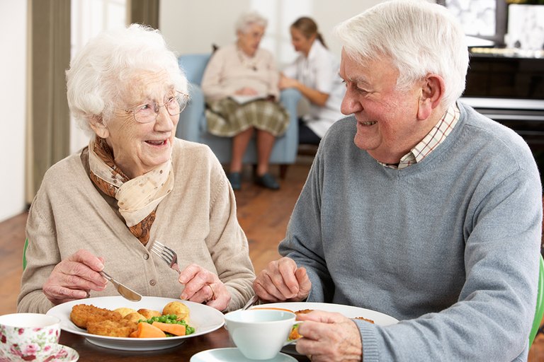 Rentner-Ehepaar, das zusammen isst